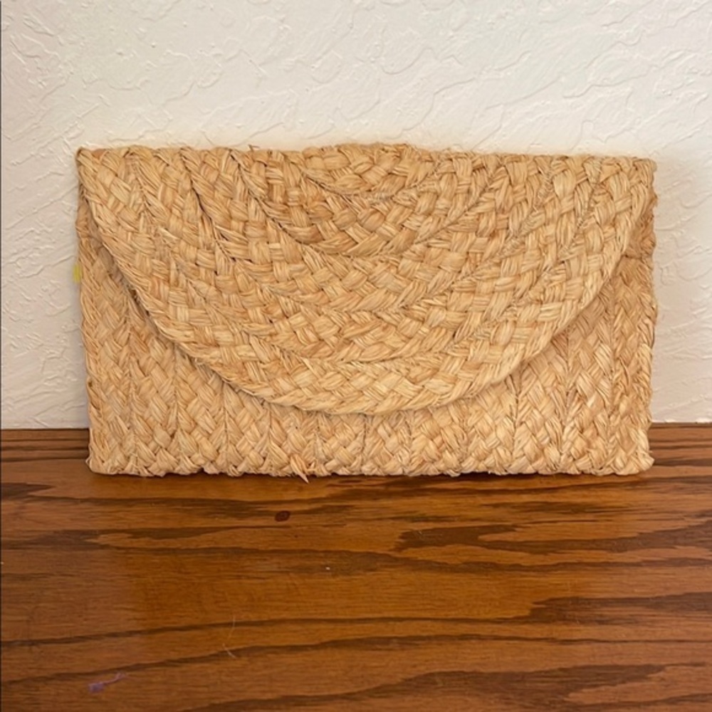 Universal Thread Woven Straw Clutch